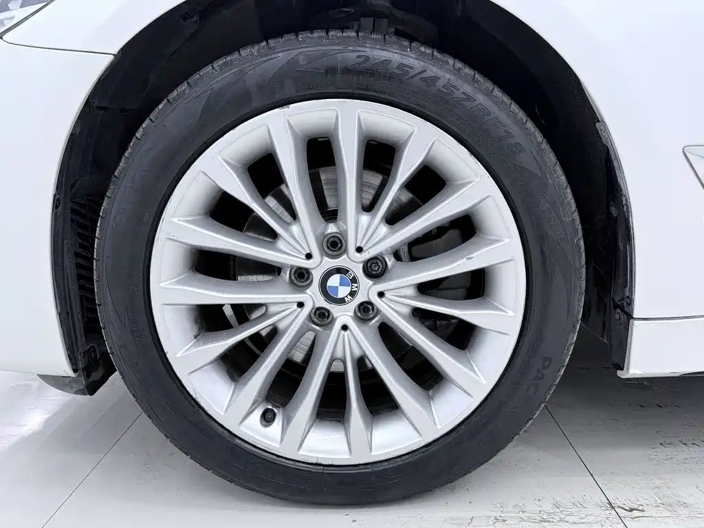 BMW 5 Series 2018 — фото 8