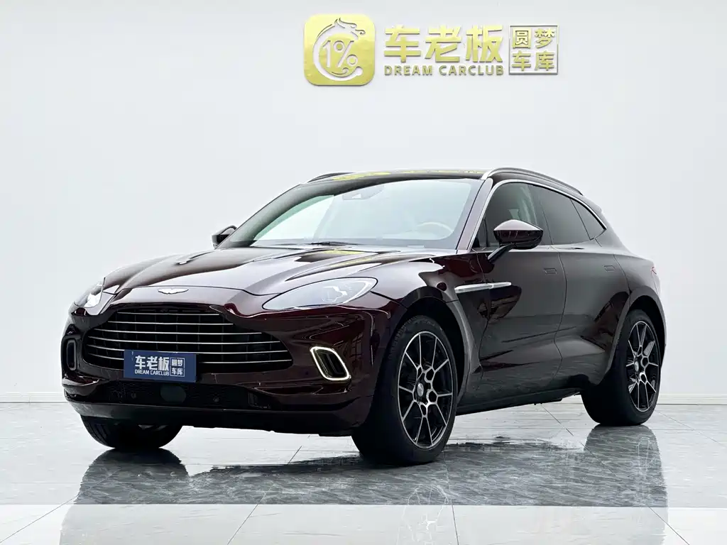 Aston Martin DBX 2021 — фото 1