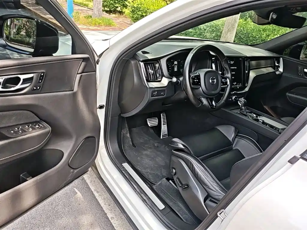 Volvo XC60 2021 — фото 16