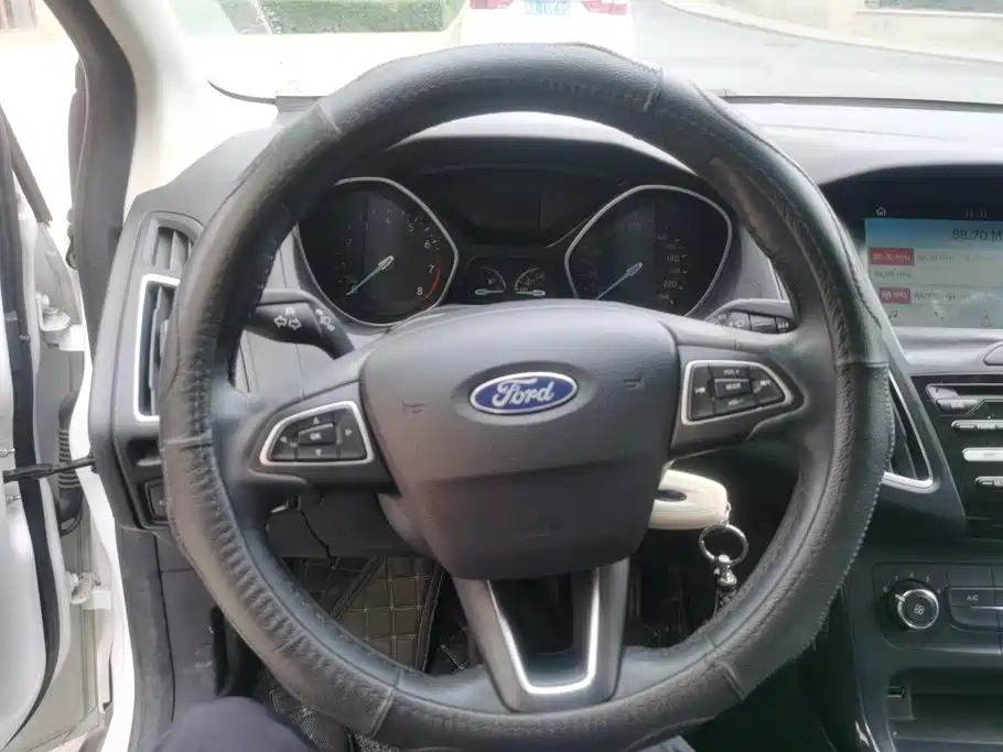 Ford Focus 2018 — фото 15