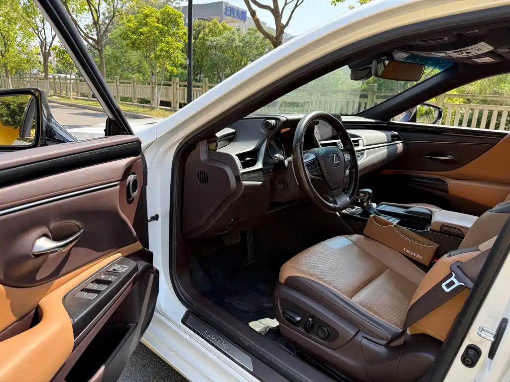 Lexus ES 2020 — фото 10