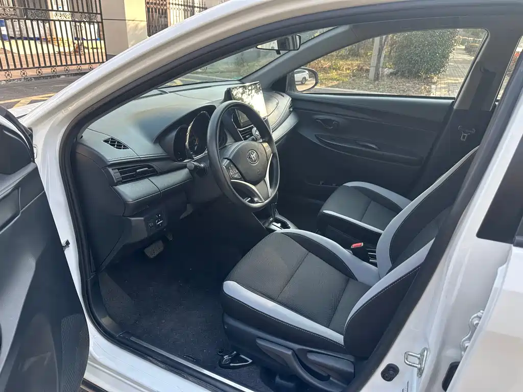 Toyota Yaris L 2022 — фото 7