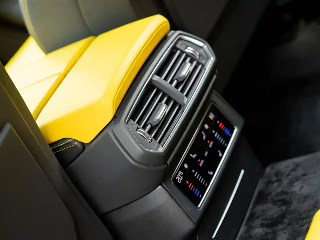 Lamborghini Urus 2019 — фото 12