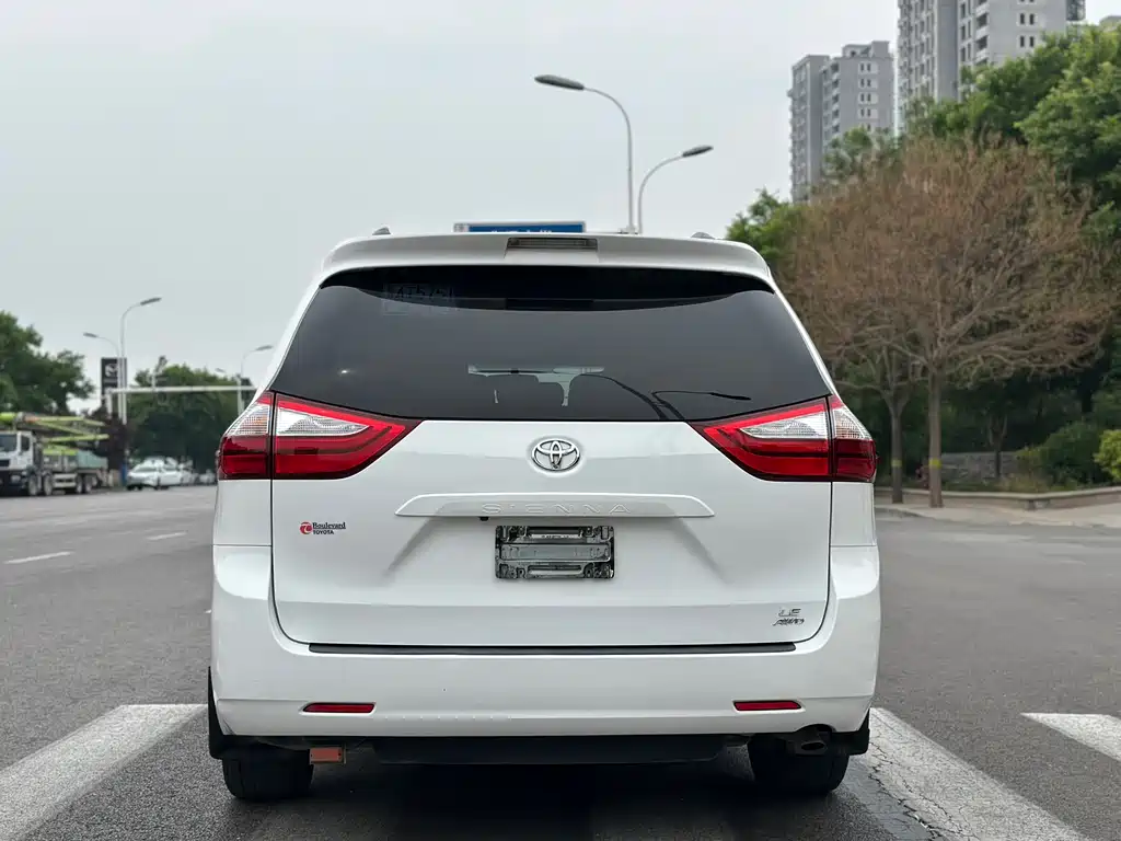 Toyota Sienna 2017 — фото 12