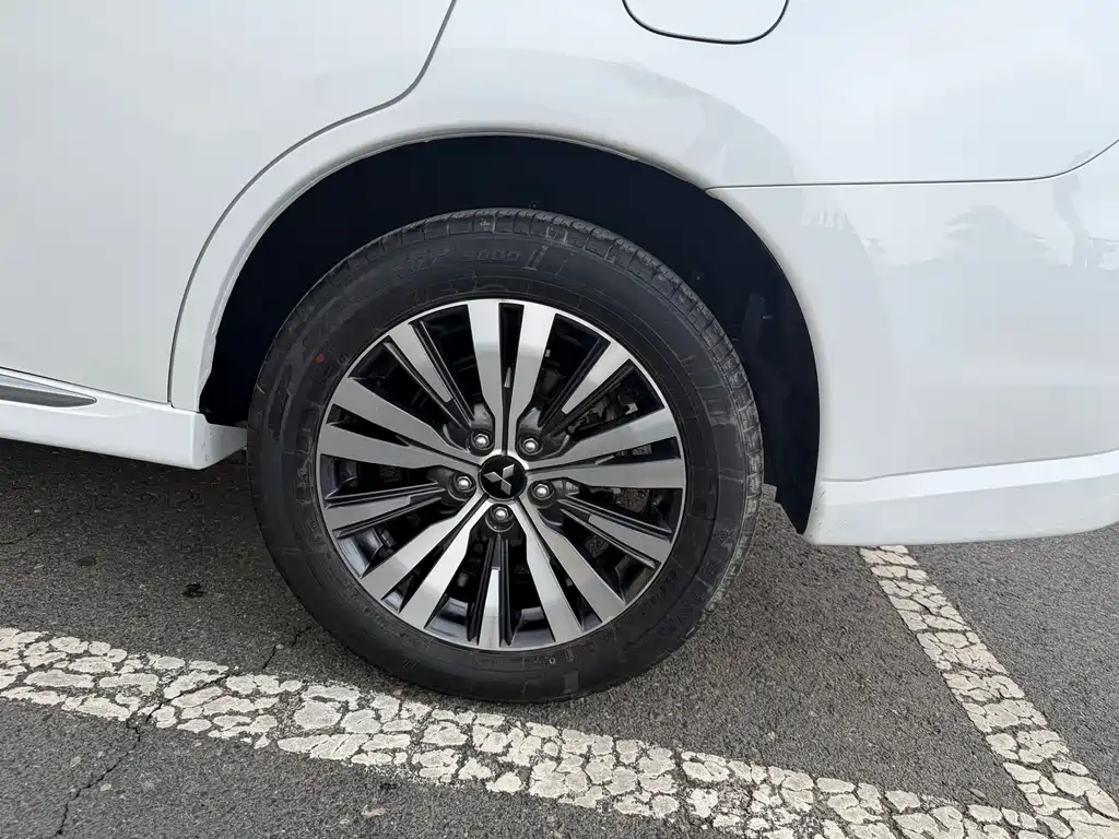 Mitsubishi Outlander 2022 — фото 12