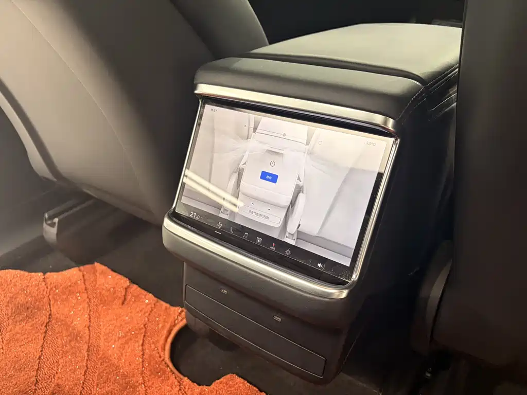 Tesla Model X 2023 — фото 12