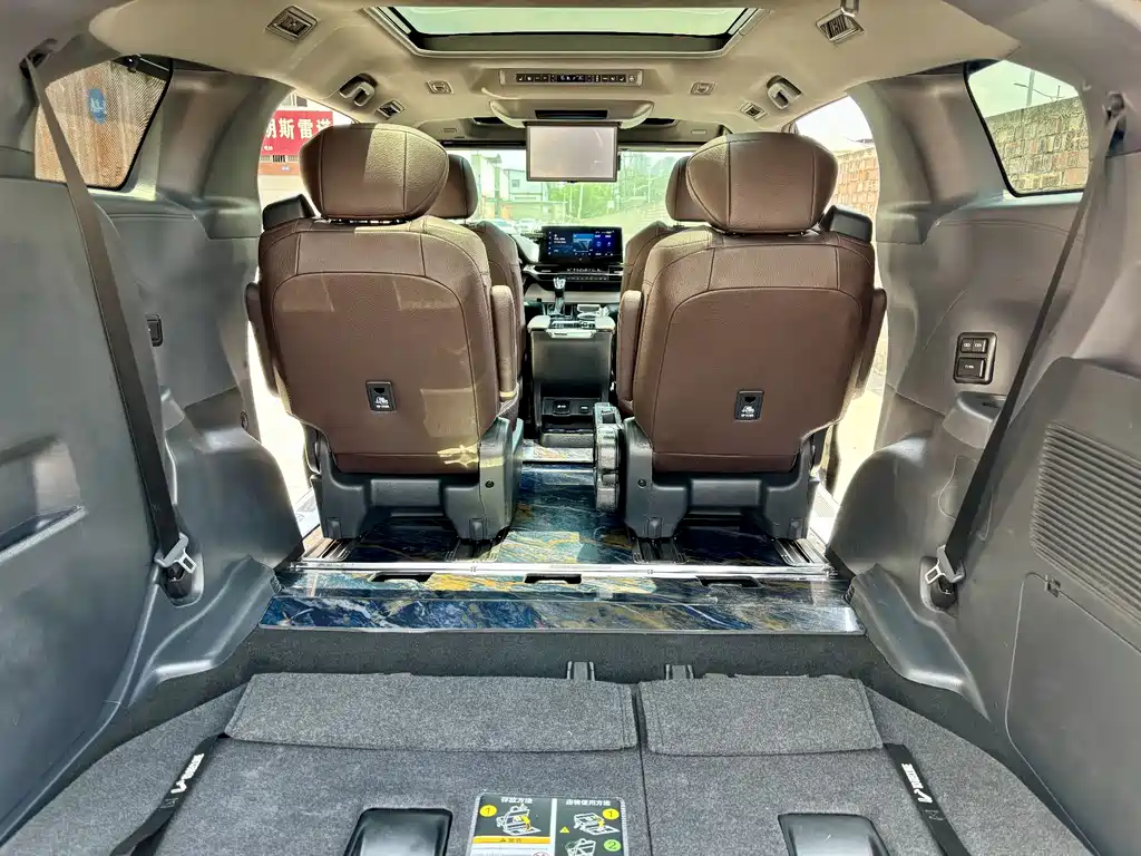 Toyota Granvia 2023 — фото 16