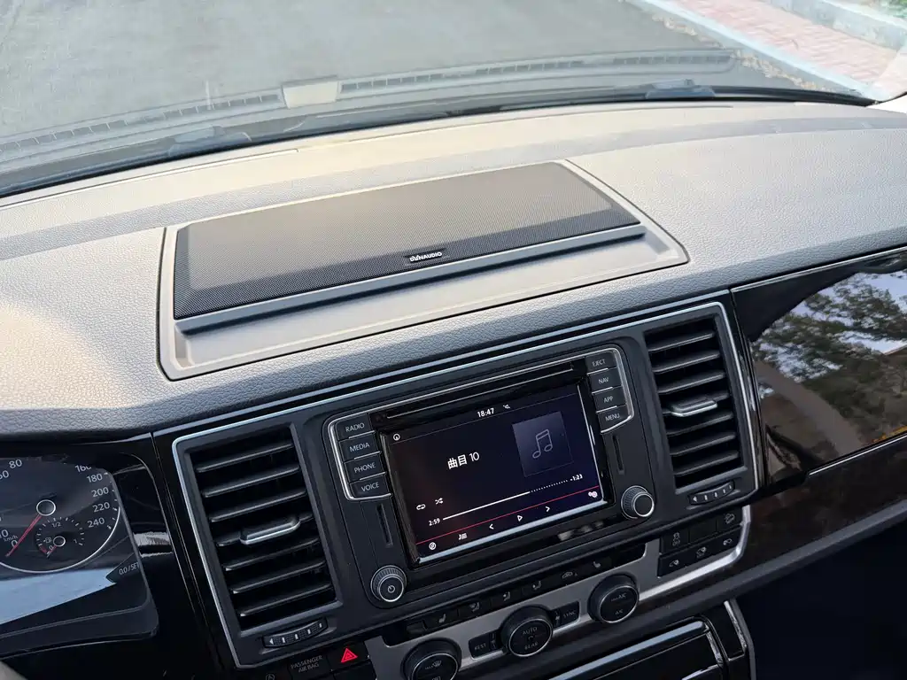 Volkswagen Multivan 2019 — фото 11