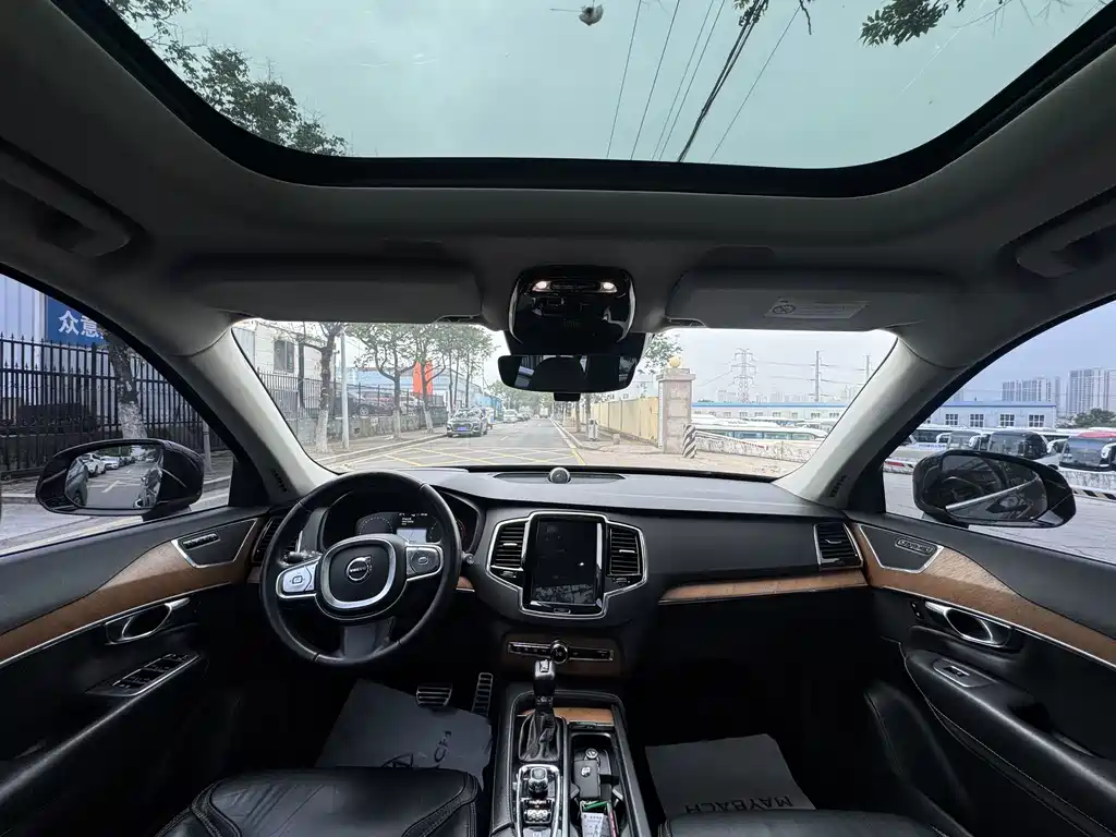 Volvo XC90 2018 — фото 14