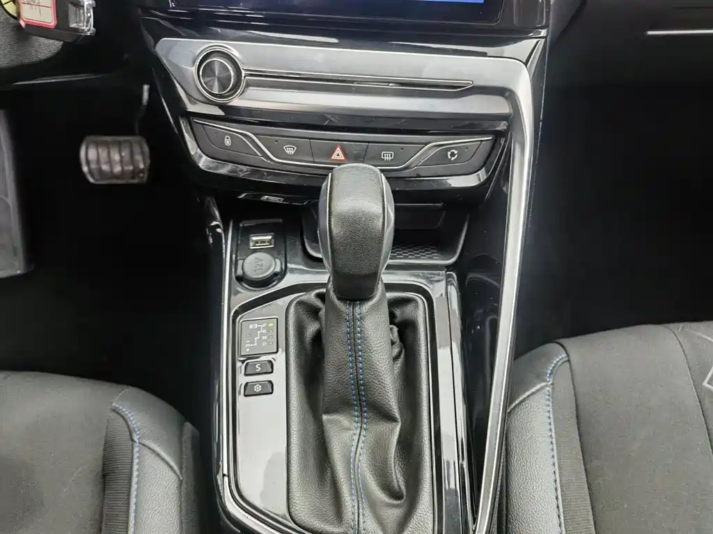 Peugeot 308 2017 — фото 13