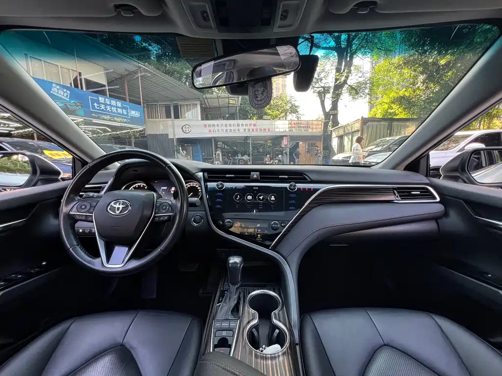 Toyota Camry 2019 — фото 18