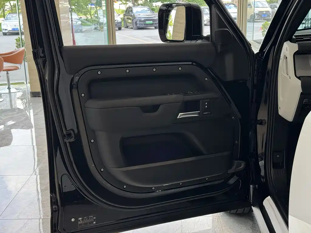 Land Rover Defender 2025