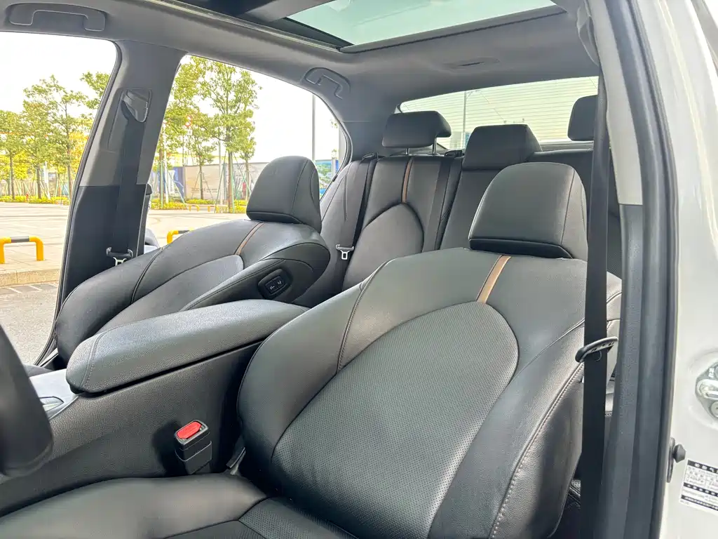 Toyota Camry 2023 — фото 14