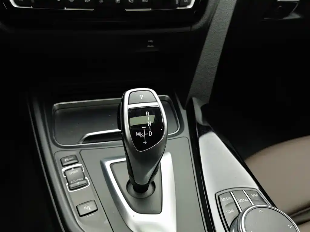 BMW 3 Series 2019 — фото 13