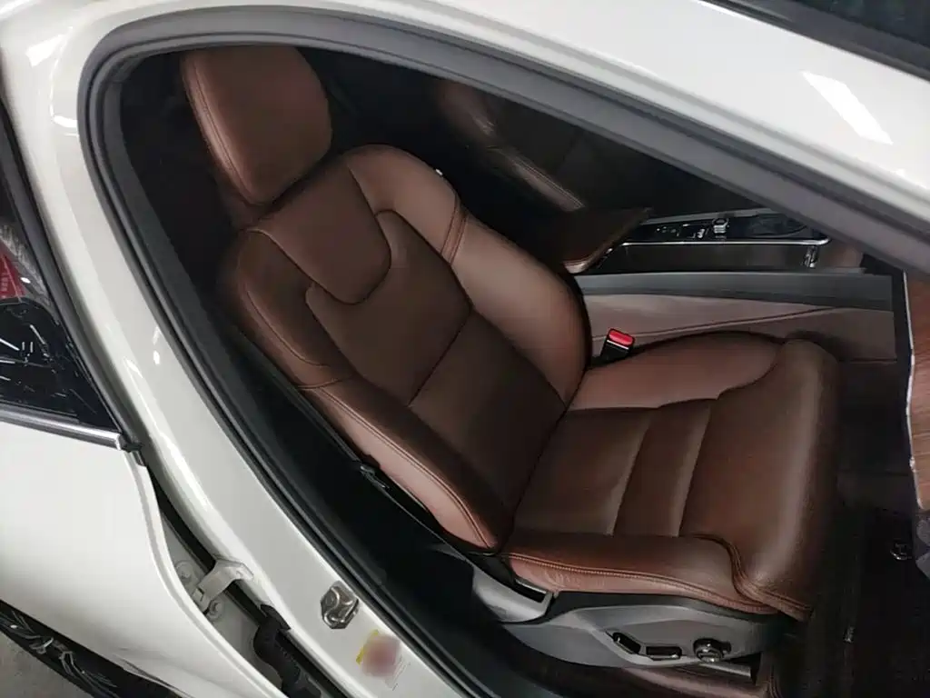 Volvo XC60 2021 — фото 25