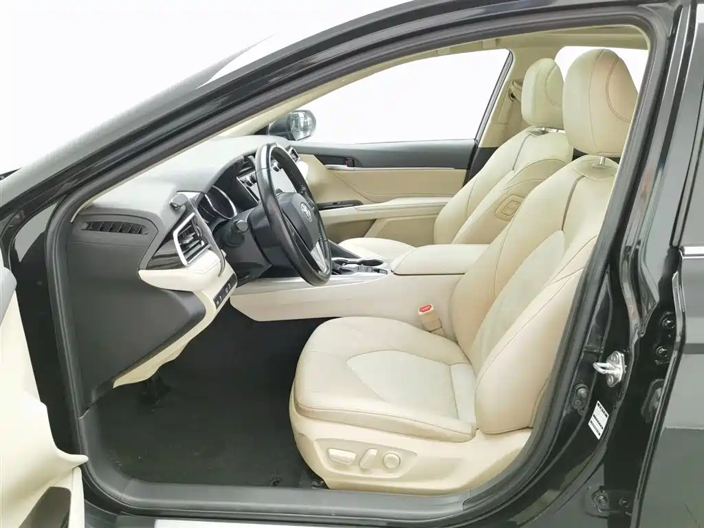 Toyota Camry 2019 — фото 10