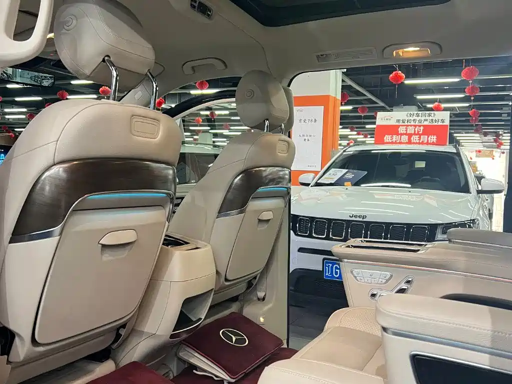Mercedes-Benz V-Class 2023 — фото 12