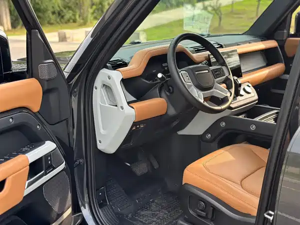 Land Rover Defender 2024