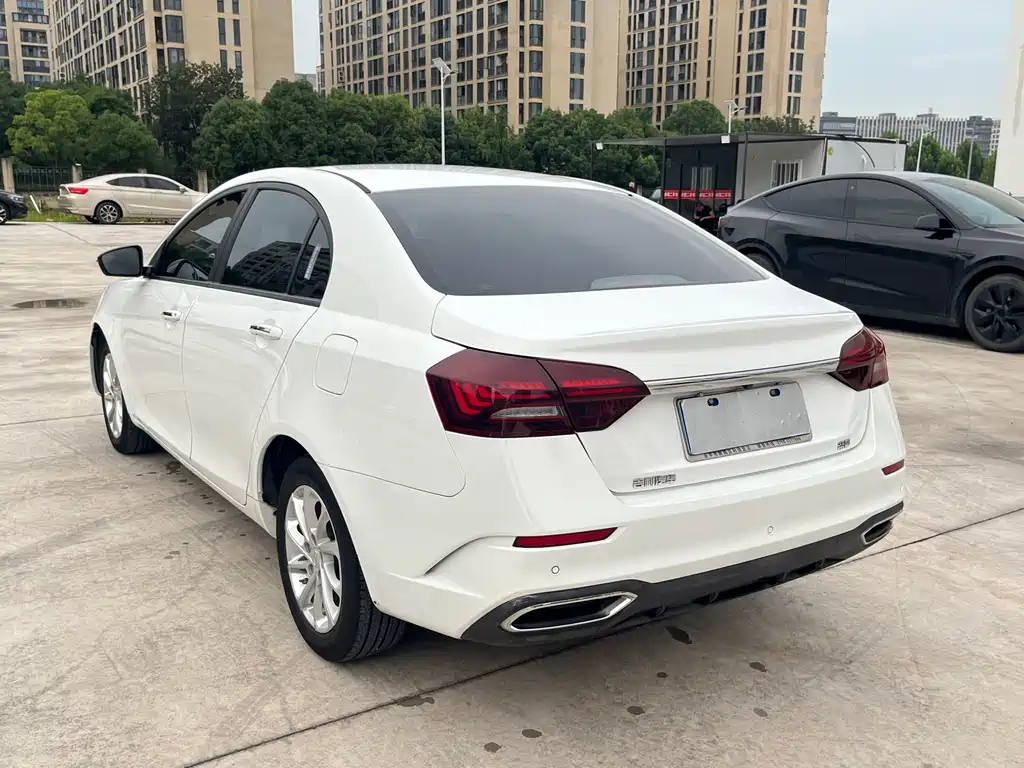 Geely Emgrand 2021