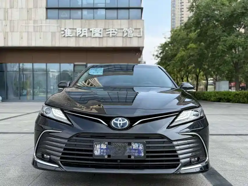 Toyota Camry 2022 — фото 2