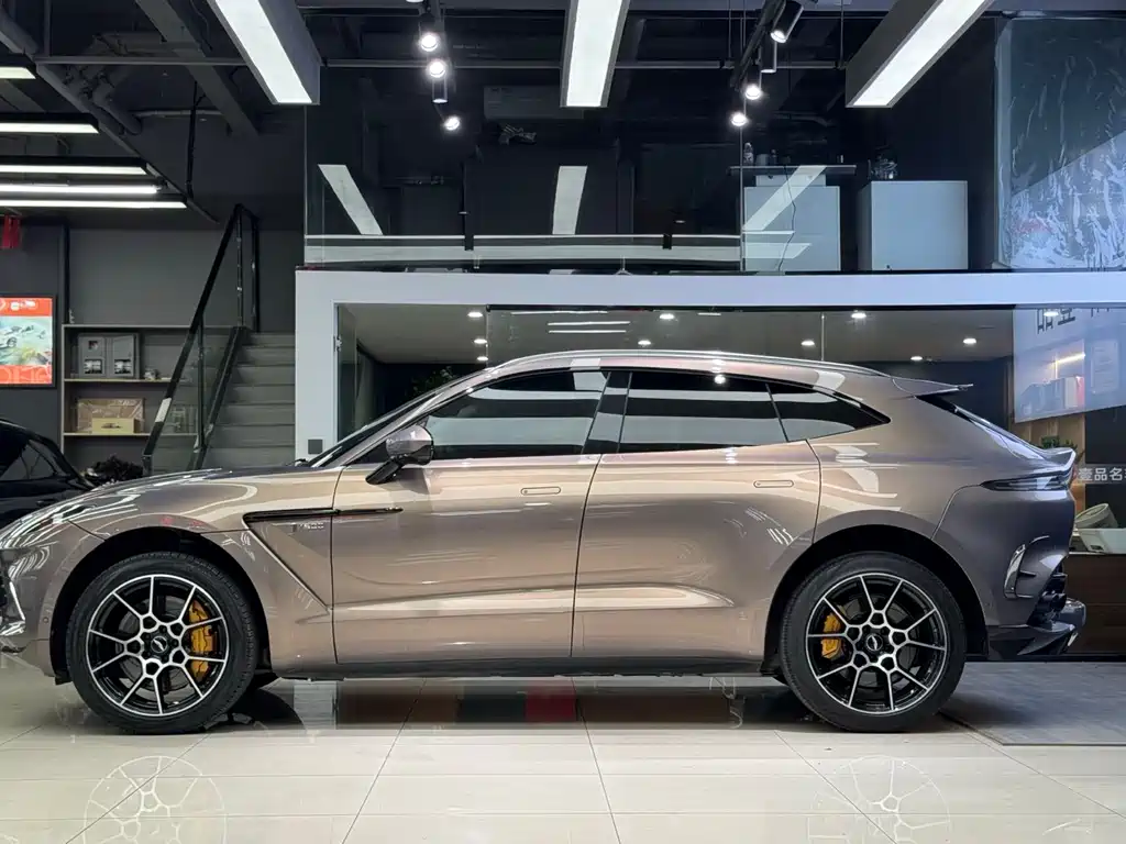 Aston Martin DBX 2021 — фото 3