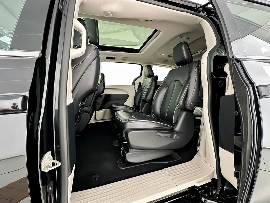 Chrysler Grand Voyager PHEV 2025 — фото 11