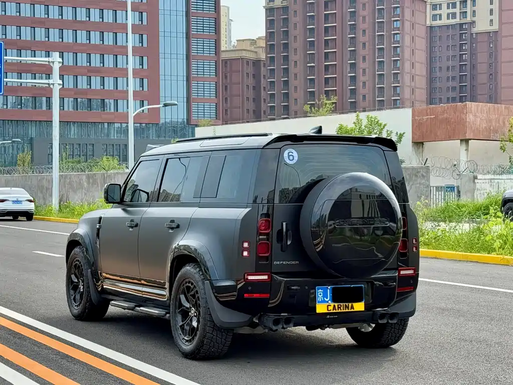 Land Rover Defender 2025