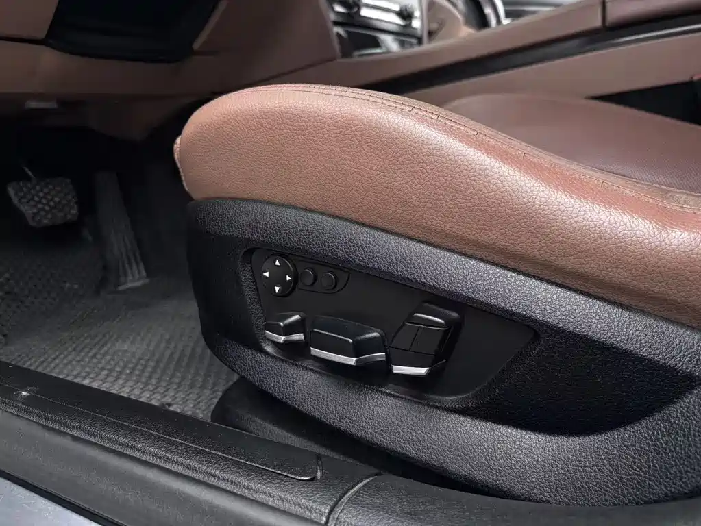 BMW 7 Series 2011 — фото 17