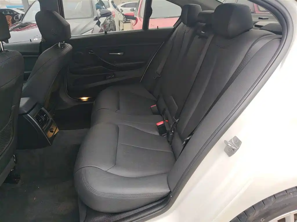 BMW 3 Series 2018 — фото 17