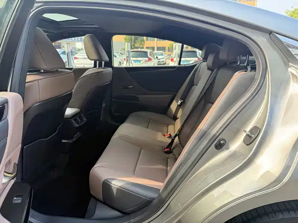 Lexus ES 2023