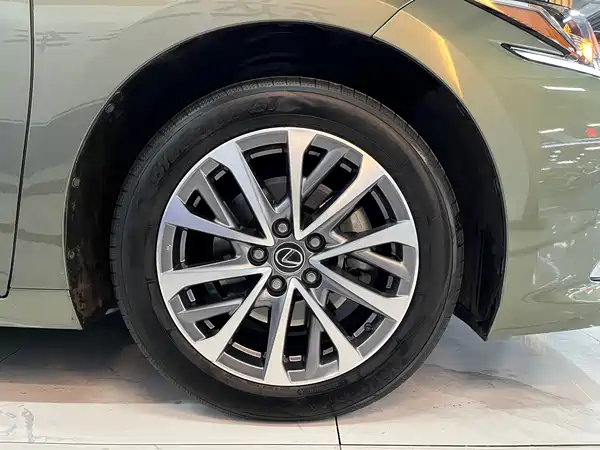 Lexus ES 2023