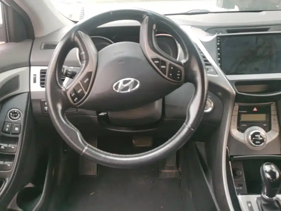 Hyundai Elantra 2012 — фото 15