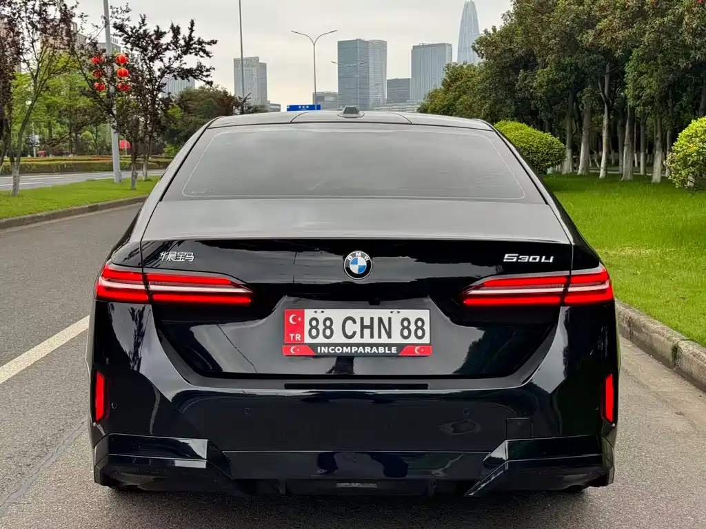 BMW 5 Series 2025 — фото 11