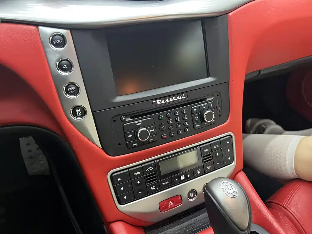 Maserati GranTurismo 2015 — фото 19
