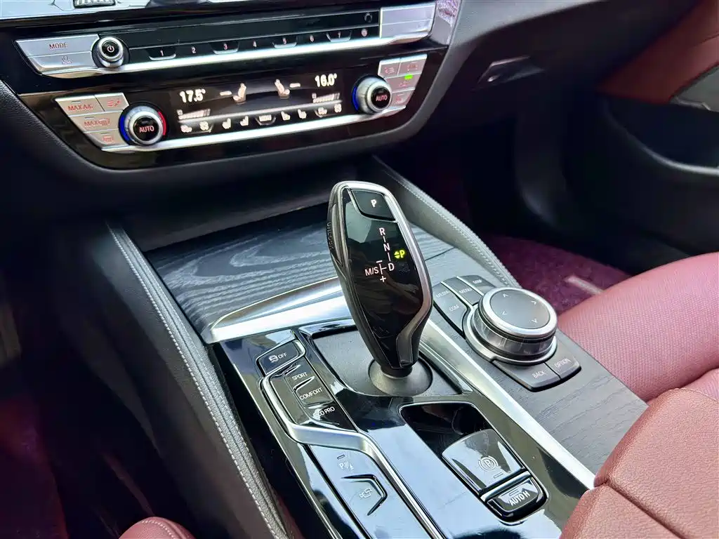 BMW 5 Series 2022 — фото 16