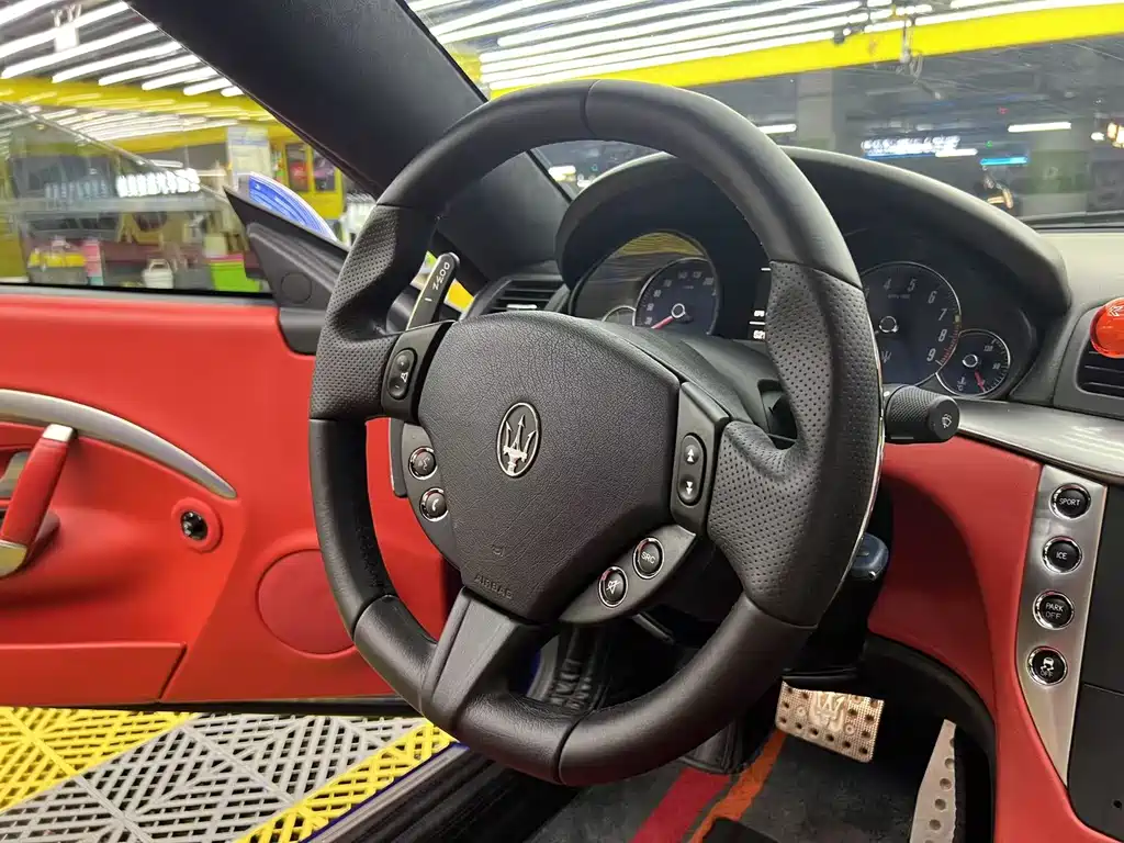 Maserati GranTurismo 2015 — фото 15