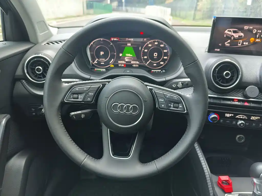 Audi Q2L E-Tron 2020 — фото 10