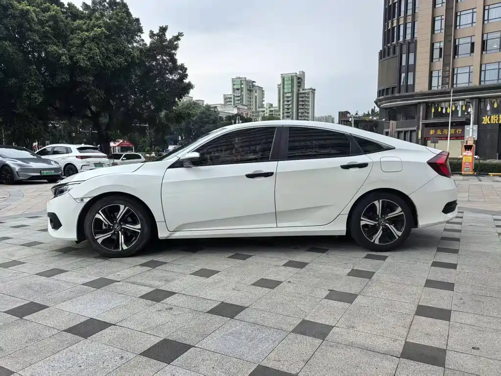 Honda Civic 2018 — фото 11