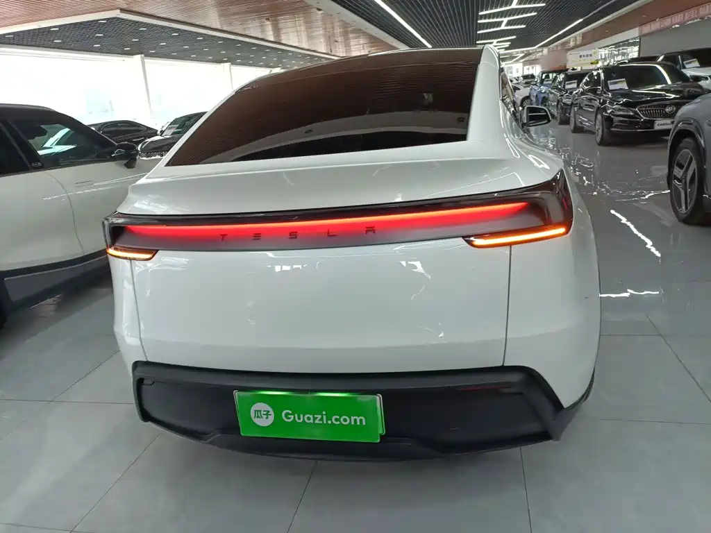 Tesla Model Y 2025