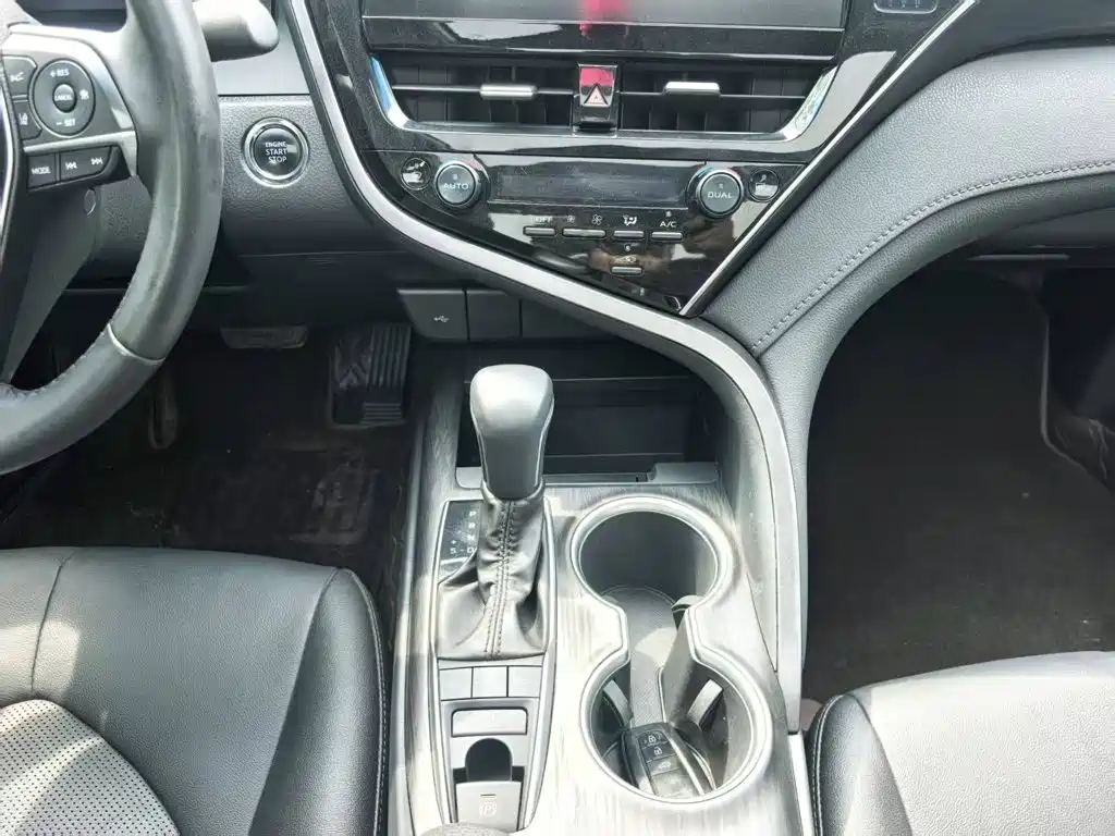 Toyota Camry 2022 — фото 16