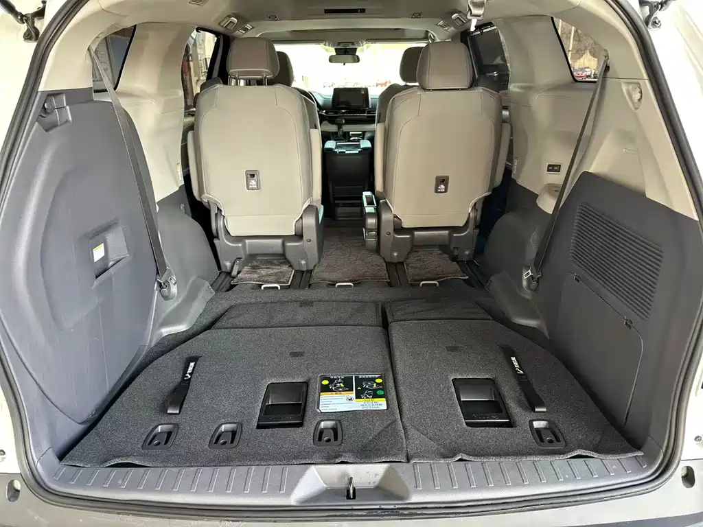 Toyota Sienna 2023 — фото 18