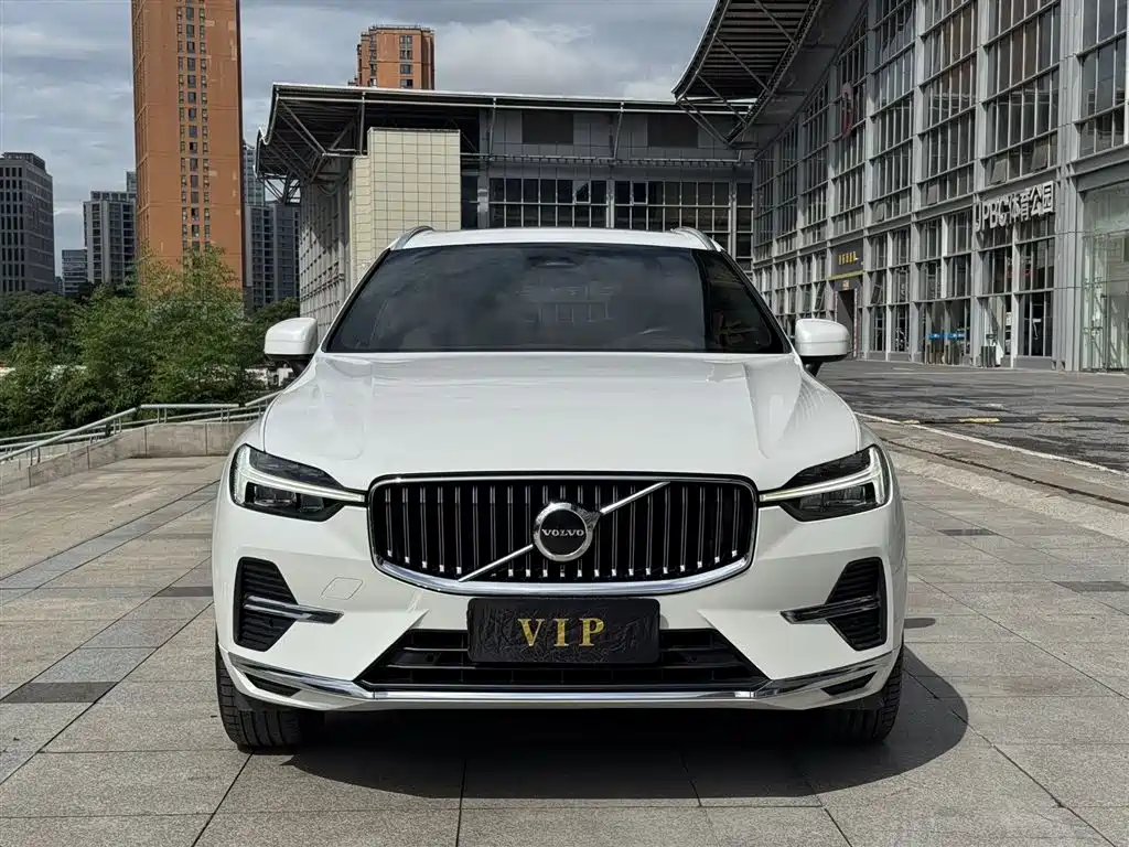 Volvo XC60 2022 — фото 2