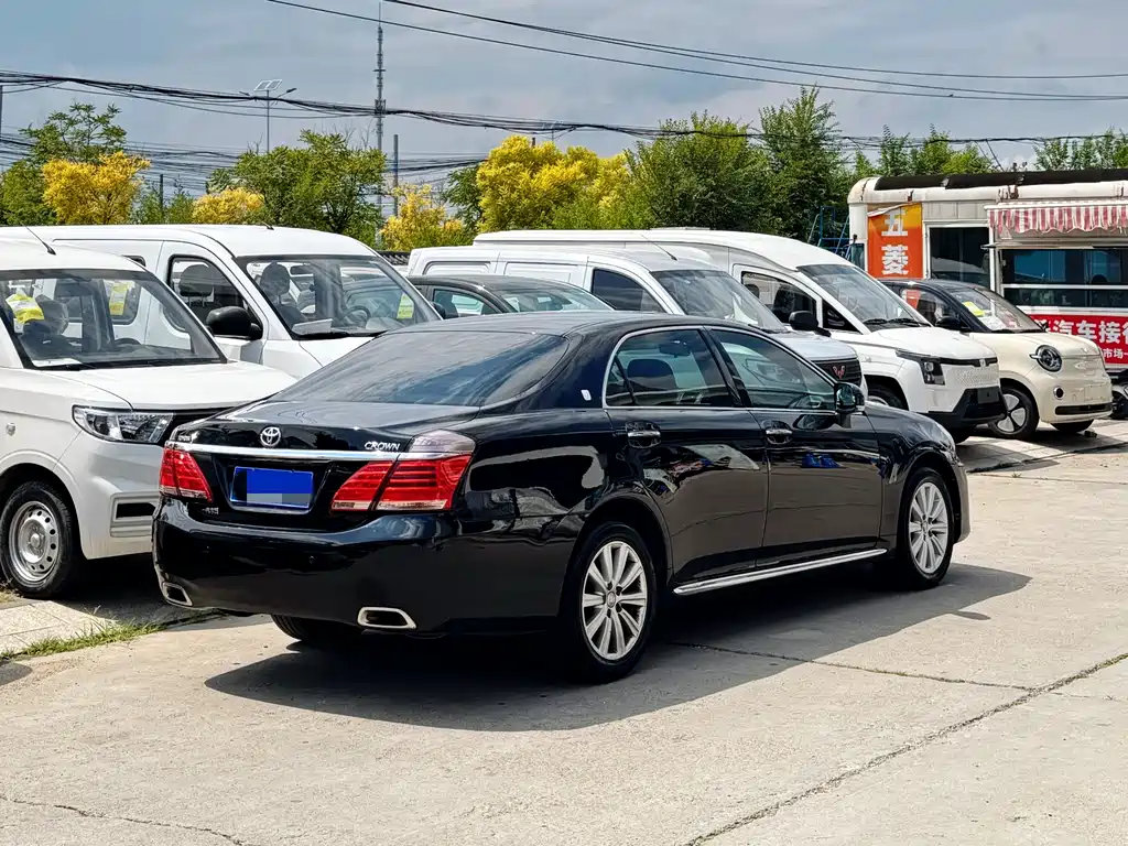 Toyota Crown 2013