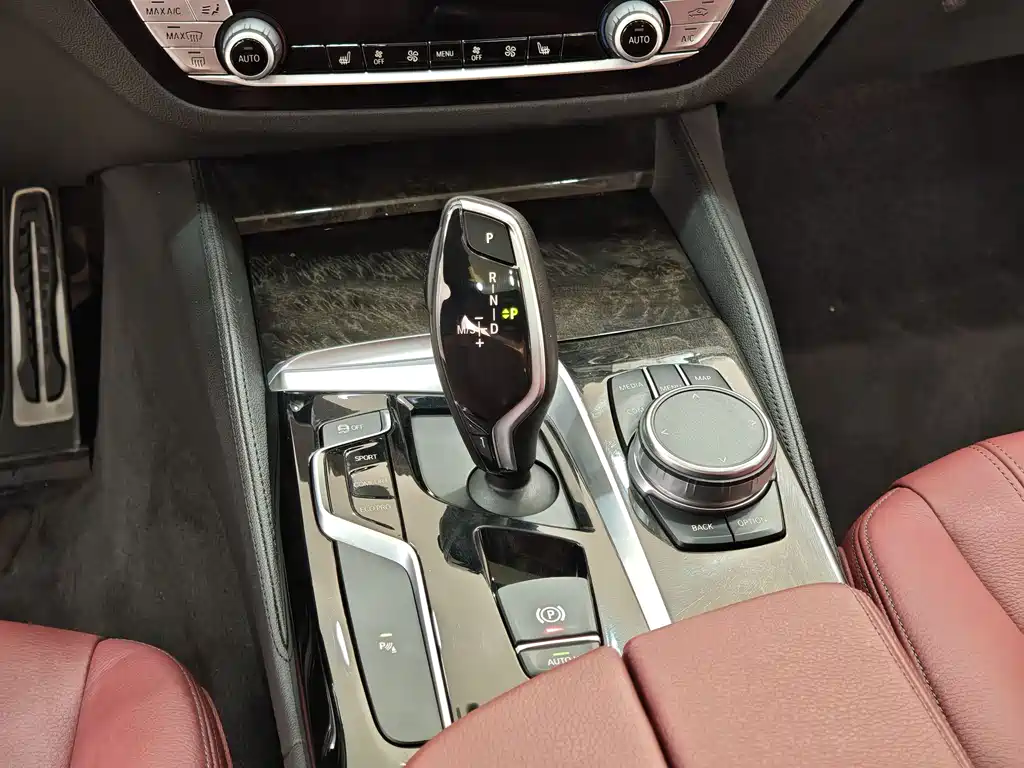 BMW 5 Series 2018 — фото 18