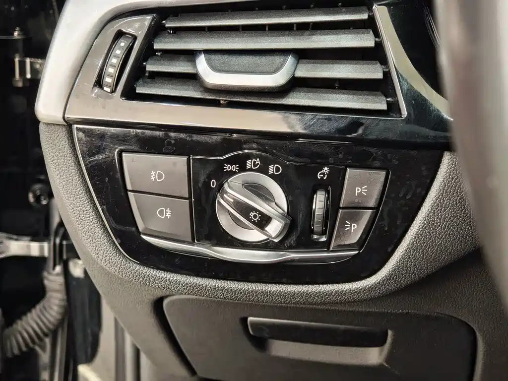 BMW 5 Series 2018 — фото 15