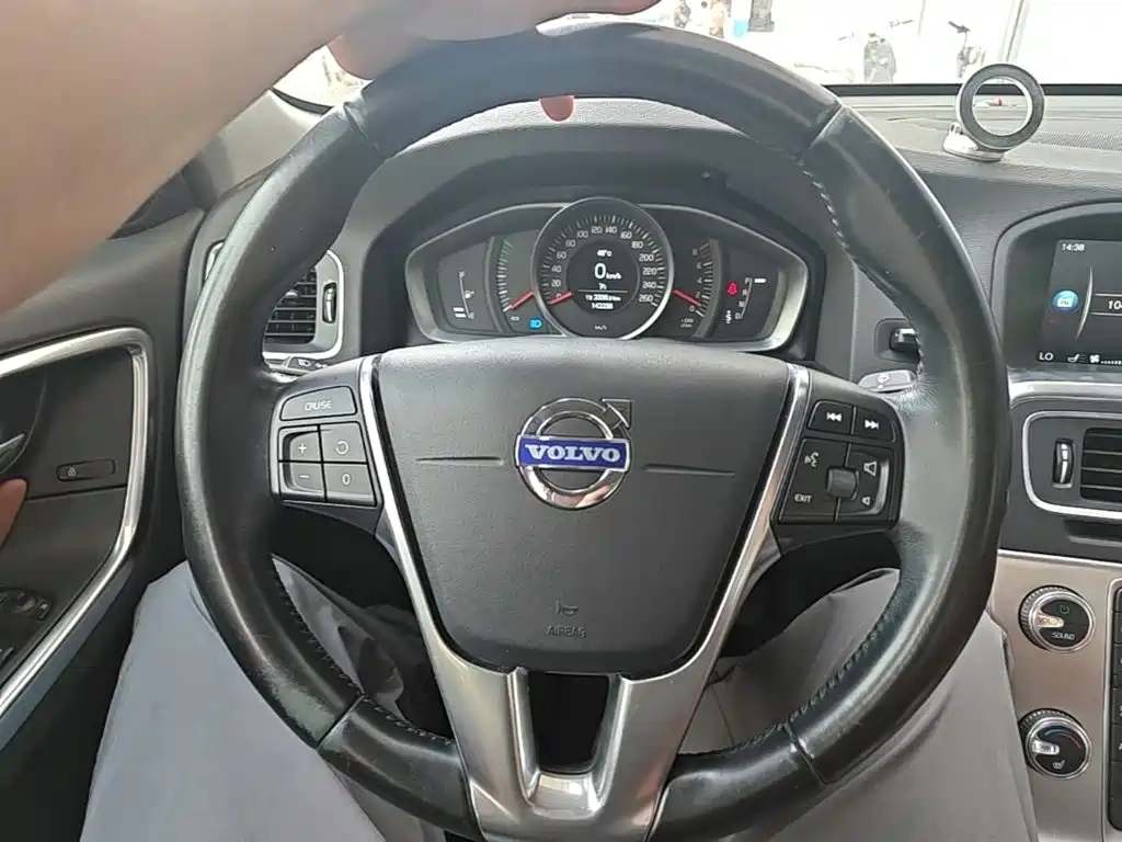 Volvo S60 2015 — фото 11