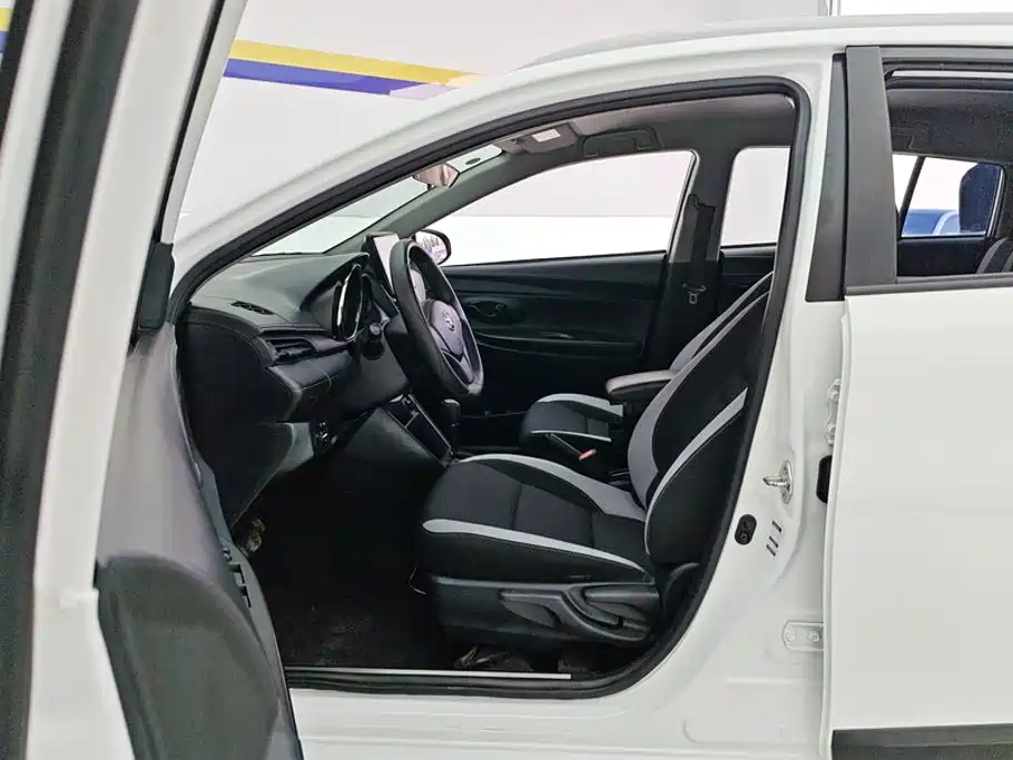 Toyota Yaris L 2020 — фото 9