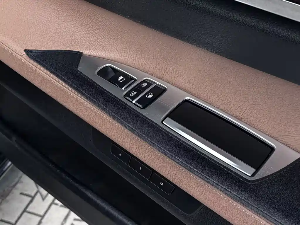 BMW 7 Series 2011 — фото 26