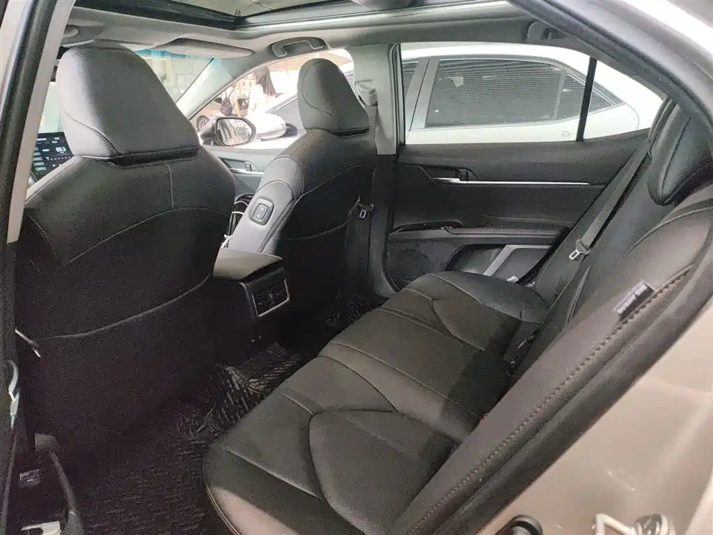Toyota Camry 2022 — фото 17