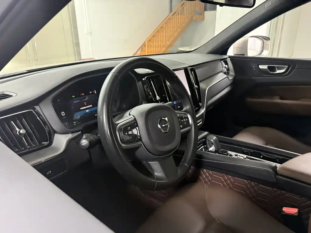 Volvo XC60 2023 — фото 10